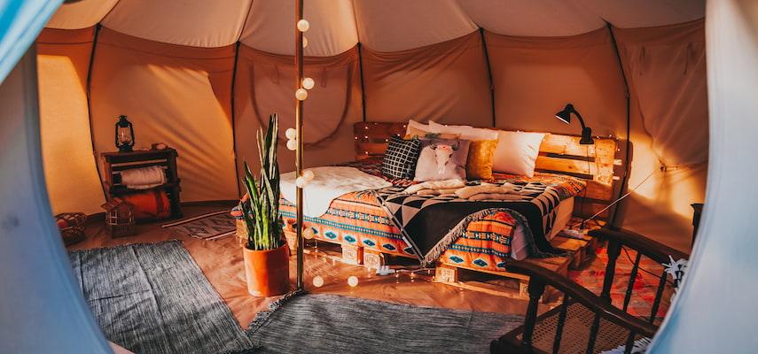 Glamping Vs Camping: Which is Right For You? - Benebomo